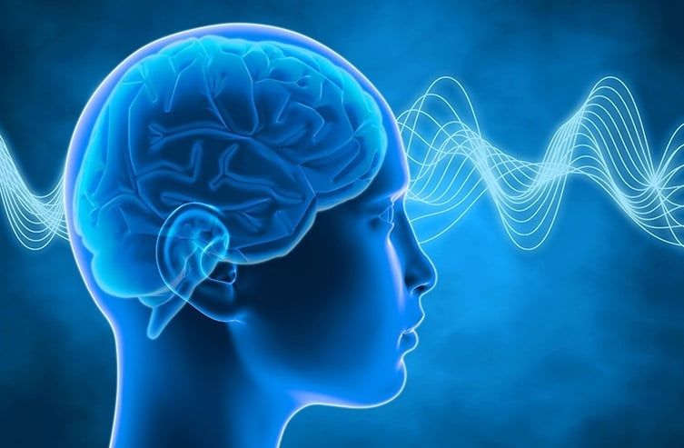 Blå profil med synlig hjärna och vågformer som symboliserar tinnitus